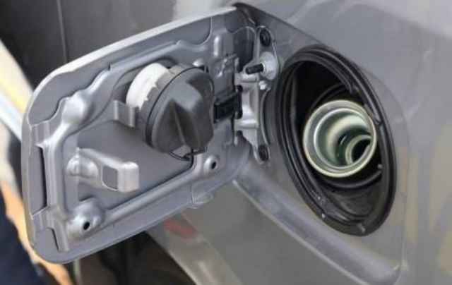 Cách xử lí khi nước xuất hiện trong bình xăng