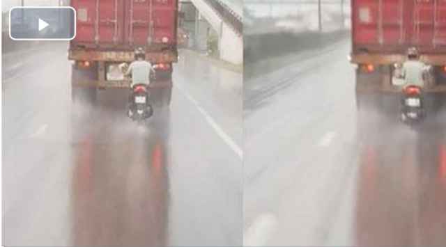 Chơi liều: Bám đuôi container để trú mưa