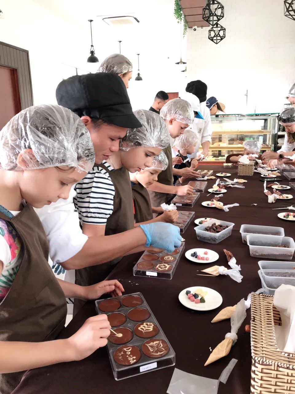 Du khách tự tay làm socola tại Binon cacao (huyện Châu Đức).