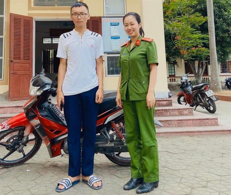 Cán bộ công an xã Nghi Liên trao trả lại chiếc xe cho anh Tài