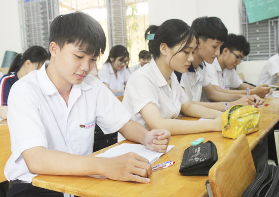 Học sinh lớp 12C9, Trường THPT Trần Nguyên Hãn ôn tập chuẩn bị cho kỳ thi tốt nghiệp THPT năm 2020.  Ảnh: KHÁNH CHI