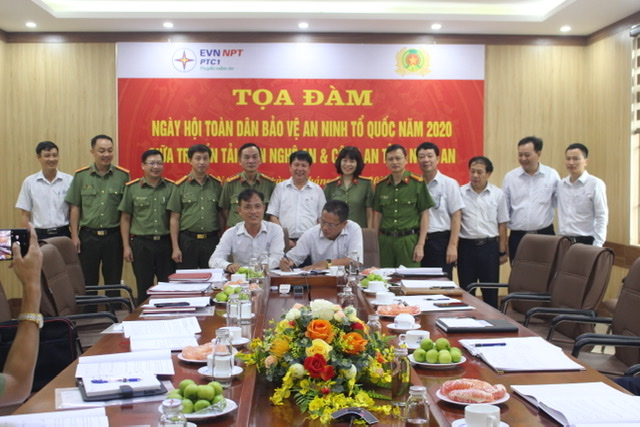 Đại diện các tổ, đội ký cam kết triển khai phong trào Toàn dân bảo vệ ANTQ năm 2020