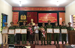 Trao tặng Giấy khen cho các cá nhân có thành tích xuất sắc trong đấu tranh, phòng chống tội phạm.