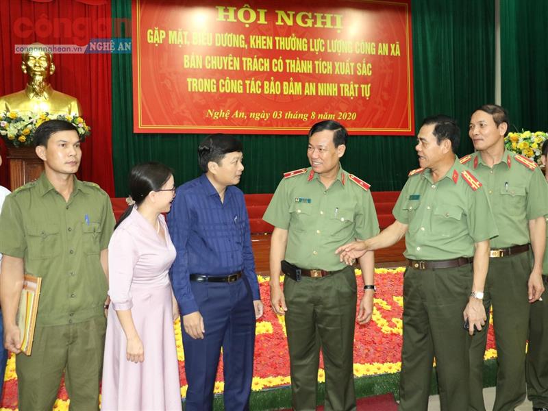 Các đại biểu trao đổi bên lề Hội nghị