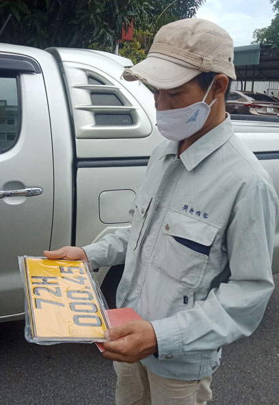 Anh Nguyễn Văn Học (phường Phú Mỹ,  TX. Phú Mỹ) đến đổi biển số xe tải qua  nền vàng tại Phòng PC08. 
