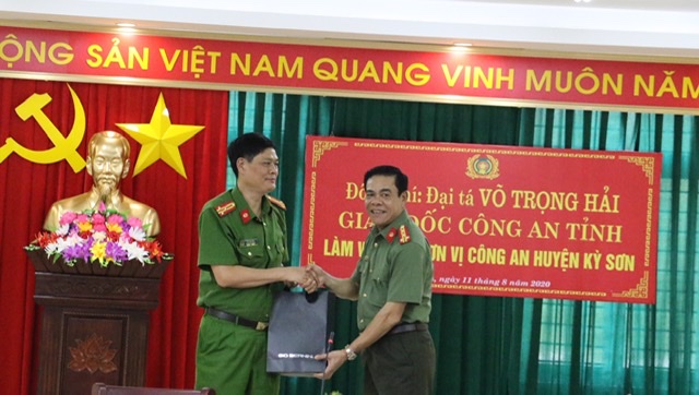 Dịp này, đồng chí Giám đốc công an tỉnh cũng đã trao số tiền 1,5 tỉ đồng hỗ trợ cho Công an Kỳ Sơn xây dựng trụ sở Công an xã từ nguồn xã hội hoá