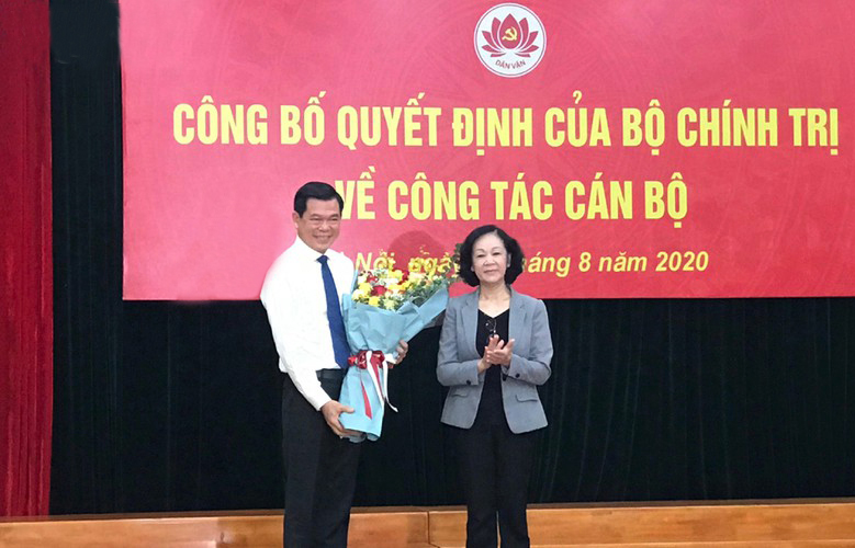 Bà Trương Thị Mai, Trưởng Ban Dân vận Trung ương, tặng hoa chúc mừng ông Nguyễn Hồng Lĩnh giữ chức Phó Trưởng Ban Dân vận Trung ương. Ảnh: PHƯƠNG HOA 