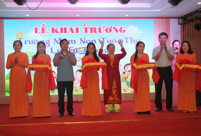 Cắt băng khánh thành