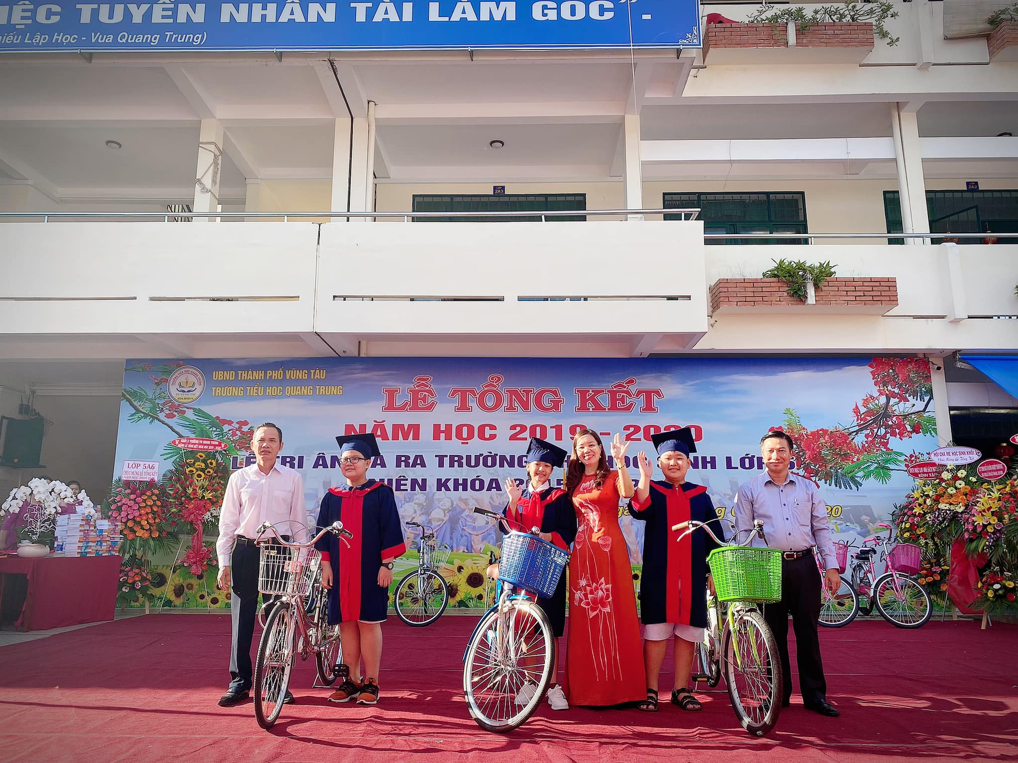 Ban Giám hiệu và Hội cha mẹ học sinh Trường TH Quang Trung tặng xe đạp cho HS đạt thành tích học tập xuất sắc năm học 2019-2020.
