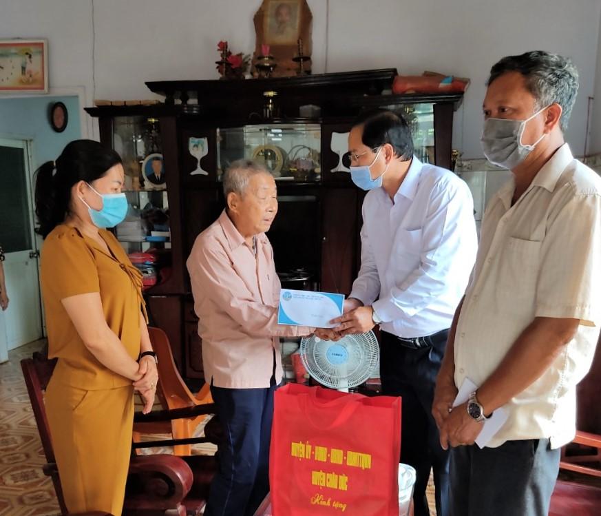 Ông Nguyễn Tấn Bản, Phó Bí thư Thường trực Huyện ủy Châu Đức (thứ 2 từ phải qua) đã đến thăm, tặng quà gia đình ông Hồ Việt Hòa (cán bộ tiền khởi nghĩa - 60 năm tuổi Đảng, ngụ xã Bình Ba).