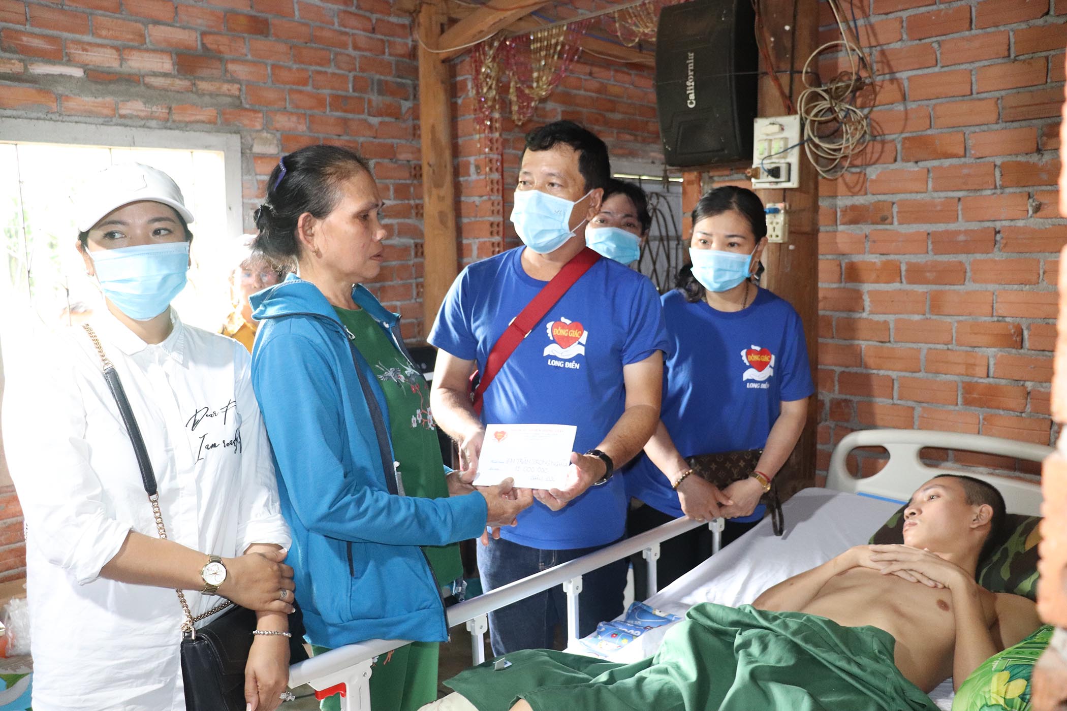Các đoàn thiện nguyện đến tặng quà, hỗ trợ tiền để gia đình tiếp tục chữa bệnh cho Trần Trọng Nghĩa.