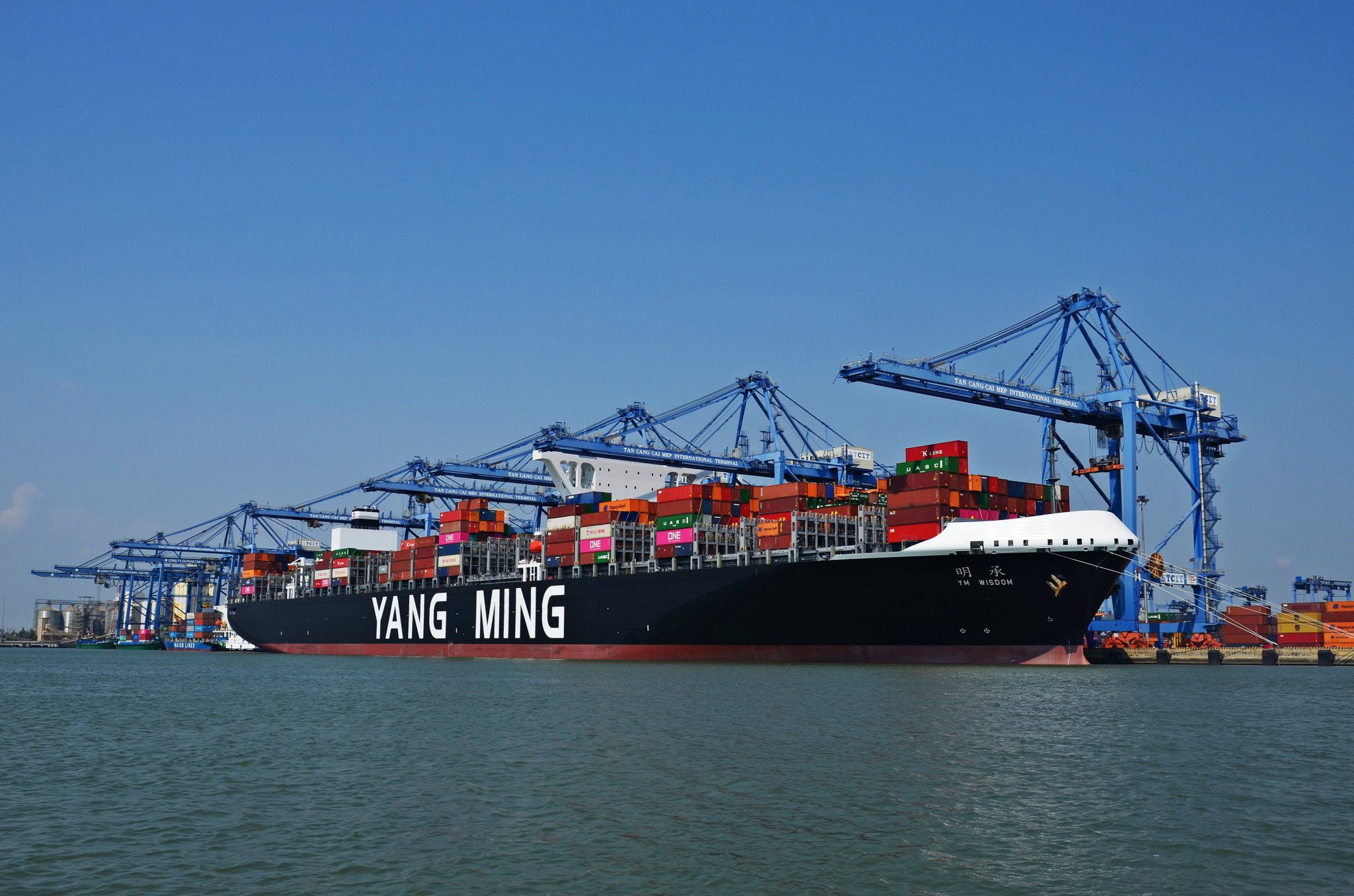 Tàu Yang Ming trọng tải 160 ngàn tấn cập cảng TCIT. 