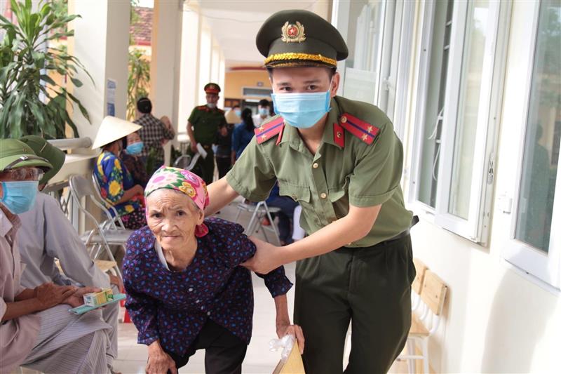 Giúp đỡ người cao tuổi làm thủ tục khám, cấp phát thuốc miễn phí