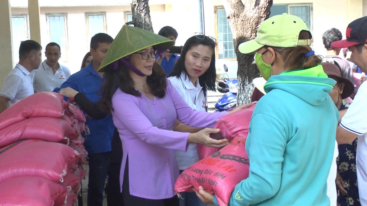 Bà Lê Thị Trang Đài, Chủ tịch UBND huyện Xuyên Mộc, Hội trưởng Hội thiện nguyện Nhân Ái tặng gạo cho người nghèo xã Bình Châu.