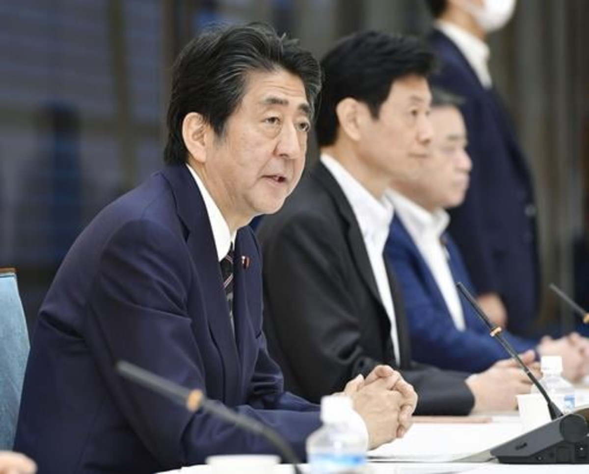 Thủ tướng Nhật Bản Shinzo Abe (trái) tại cuộc họp nội các ở Tokyo, Nhật Bản, ngày 30/7/2020.