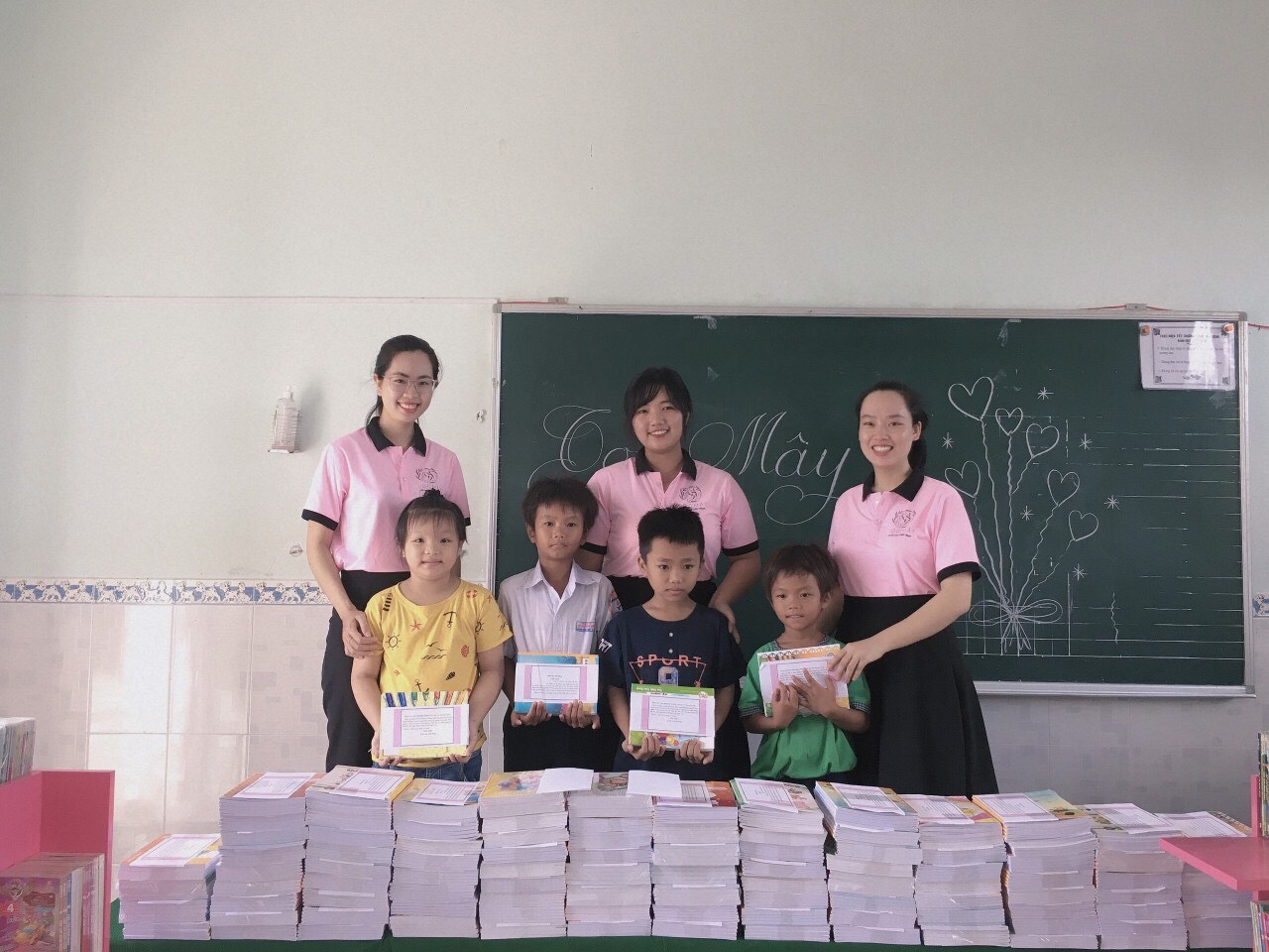 Các thành viên nhóm Tóc Mây trao quà cho HS nghèo ở Điểm trường Hải Đăng.