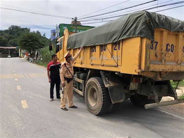 Tuyên truyền nâng cao ý thức chấp hành Luật ATGT cho các lái xe