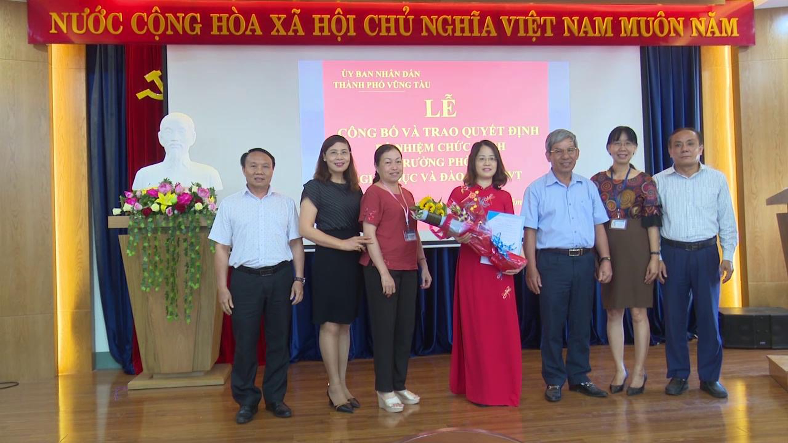 Bà Nguyễn Thị Lan Hương (giữa), Trưởng Phòng GĐ-ĐT TP. Vũng Tàu được bổ nhiệm thông qua thi tuyển  chức danh lãnh đạo, quản lý.  