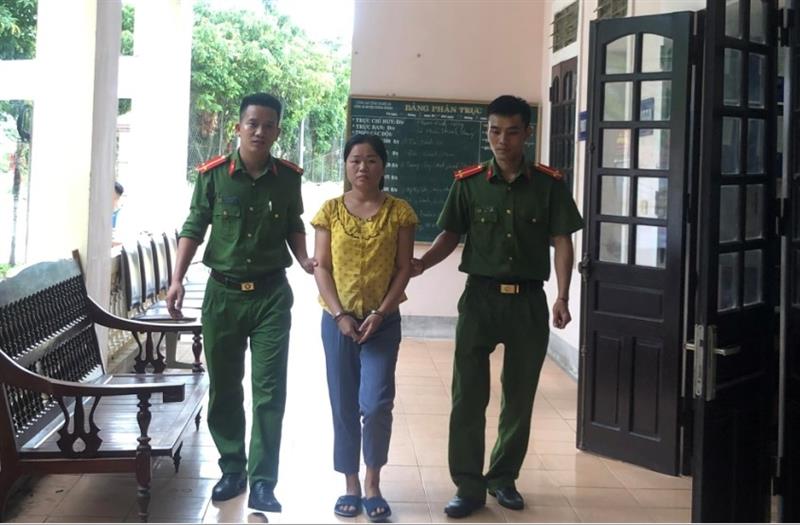 Cán bộ Công an huyện Tương Dương dẫn giải đối tượng phạm tội về trụ sở Cơ quan CSĐT để làm rõ