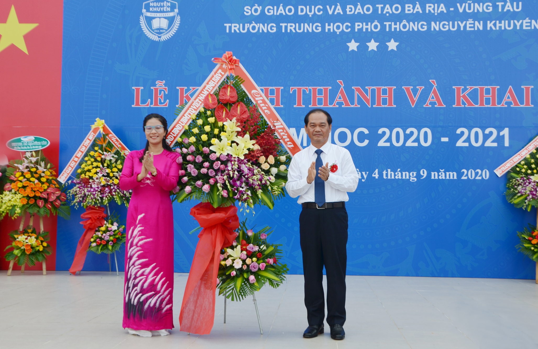 Ông Mai Ngọc Thuận, Ủy viên Ban Thường vụ Tỉnh ủy, Phó Chủ tịch HĐND tỉnh tặng hoa chúc mừng Trường THPT Nguyễn Khuyến.