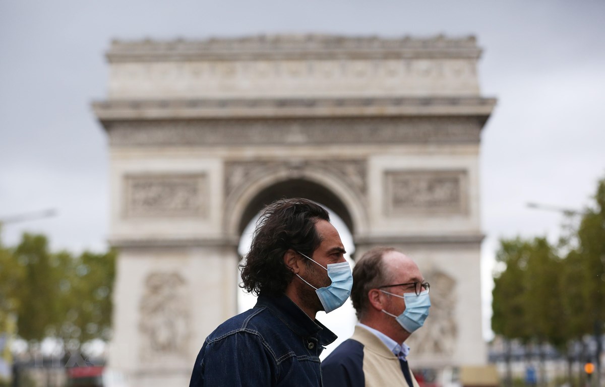 Người dân đeo khẩu trang phòng lây nhiễm COVID-19 tại Paris, Pháp.