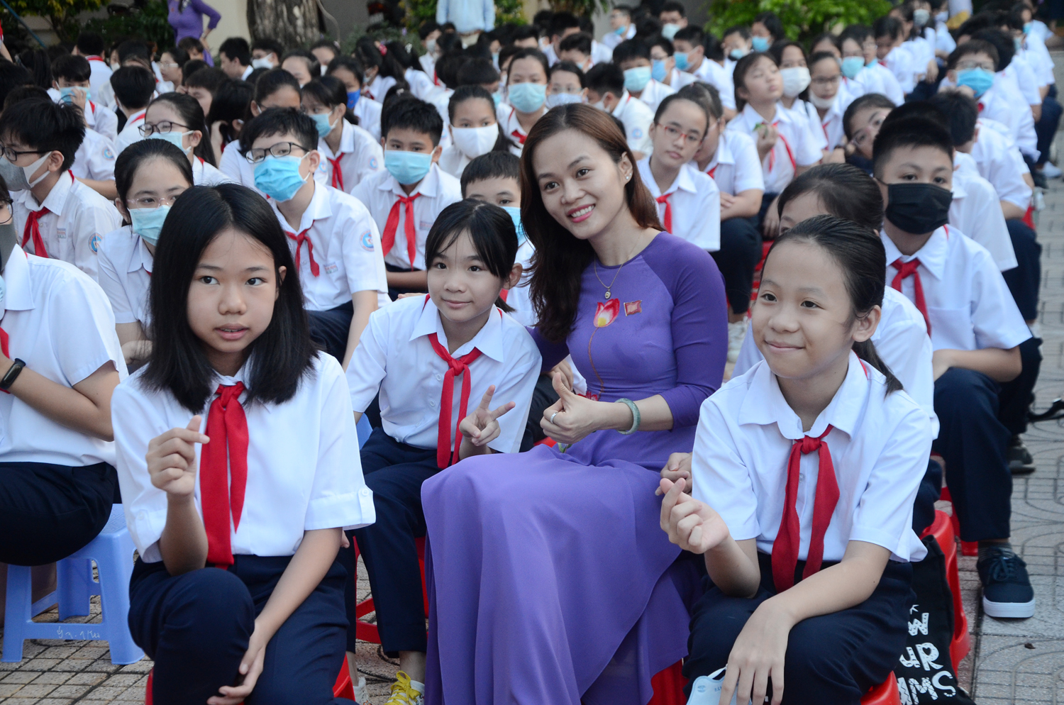 Cô và trò HS Trường THCS Nguyễn An Ninh (TP. Vũng Tàu) hân hoan trong ngày tựu trường. Ảnh: VÂN ANH