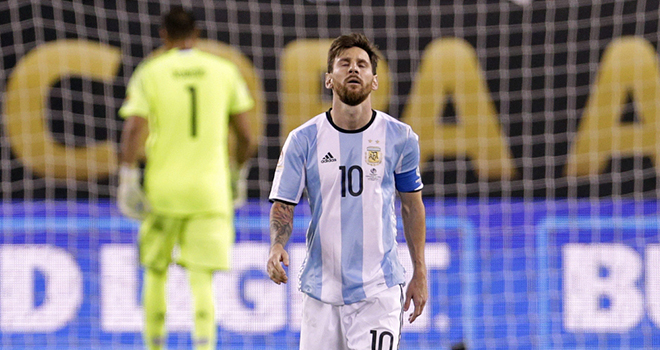 Messi đá hỏng trong lượt luân lưu của mình ở Copa America.