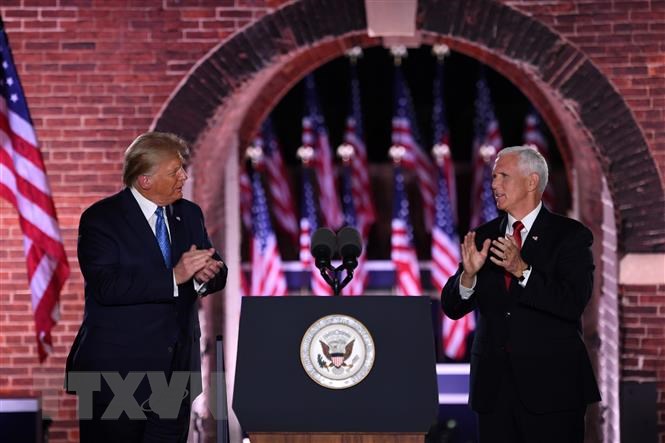 Tổng thống Mỹ Donald Trump (trái) và Phó Tổng thống Mỹ Mike Pence (phải) tại đêm thứ ba của Đại hội toàn quốc đảng Cộng hòa ở Baltimore, bang Maryland ngày 26/8/2020.