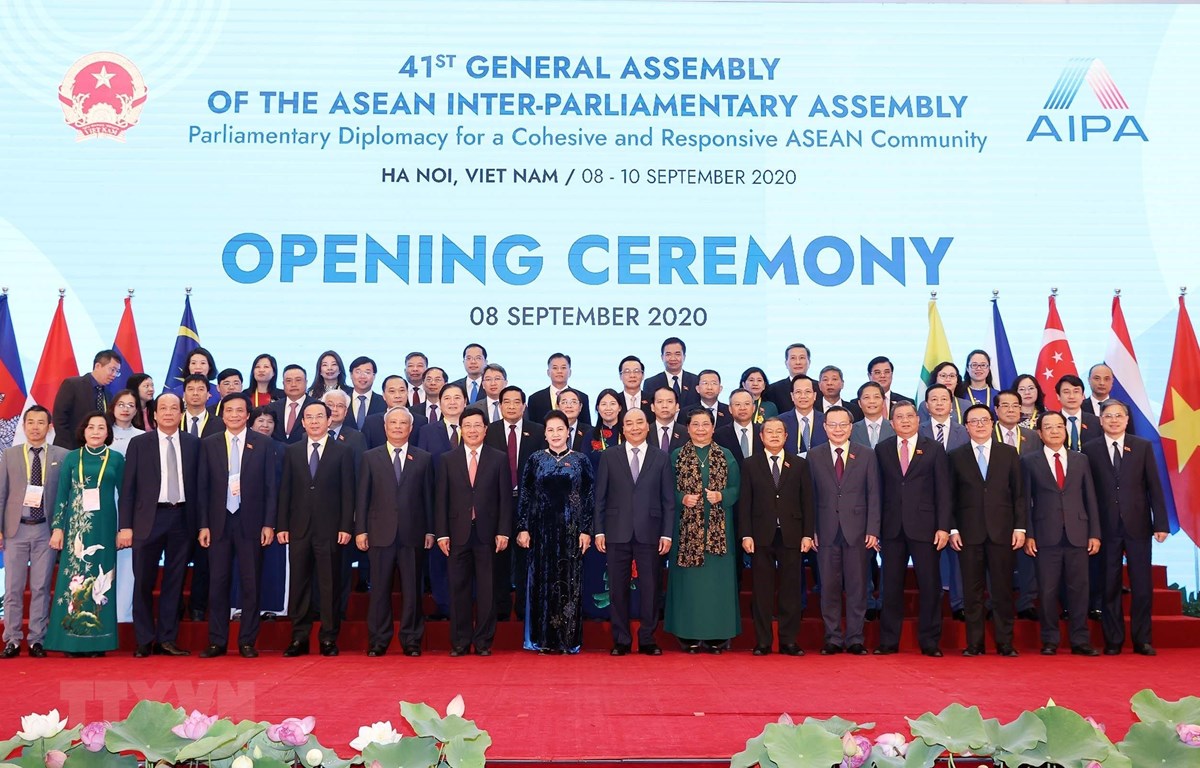 Chủ tịch Quốc hội Nguyễn Thị Kim Ngân, Chủ tịch AIPA 41; Thủ tướng Nguyễn Xuân Phúc, Chủ tịch ASEAN 2020 và các đại biểu.