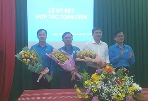 Ông Châu Văn Thắng, Chủ tịch LĐLĐ tỉnh tặng hoa chúc mừng các đơn vị.