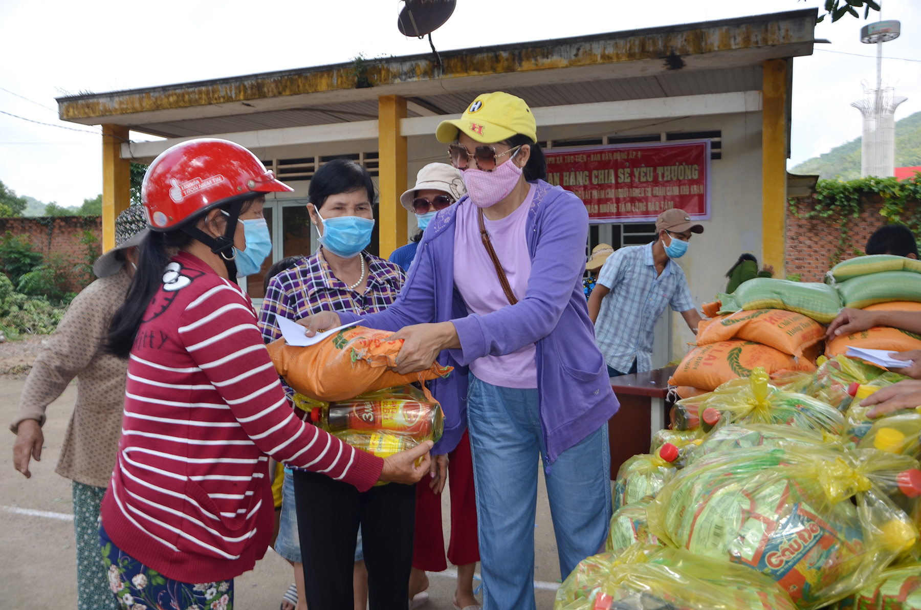 Đại diện nhà hảo tâm tặng quà cho người nghèo xã Tóc Tiên.