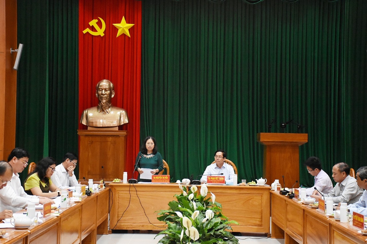 Bà Nguyễn Thị Yến, Phó Bí thư Thường trực Tỉnh ủy, Trưởng đoàn ĐBQH tỉnh phát biểu tại buổi làm việc.