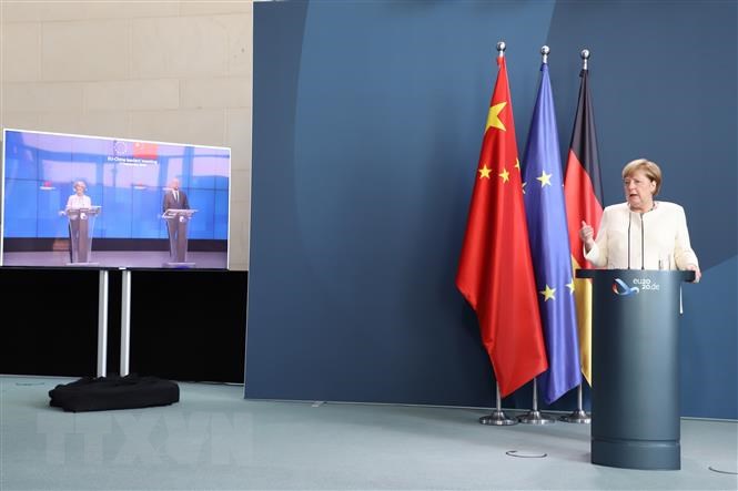Thủ tướng Đức Angela Merkel họp báo trực tuyến cùng Chủ tịch Ủy ban EU Ursula von der Leyen (màn hình vô tuyến, bên trái) và Chủ tịch Hội đồng châu Âu Charles Michel (màn hình vô tuyến, bên phải) sau Hội nghị thượng đỉnh EU-Trung Quốc.