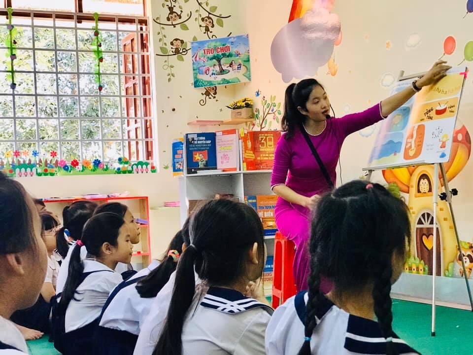 Cô Hoàng Thị Dung, GV lớp 4A1 hướng dẫn HS trong giờ đọc sách tại “Thư viện thân thiện” Trường TH Nguyễn Viết Xuân.