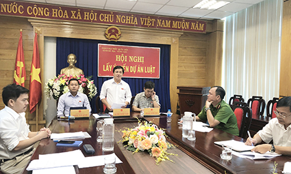 Ông Dương Minh Tuấn, Phó Trưởng Đoàn ĐBQH tỉnh phát biểu tại hội nghị. 