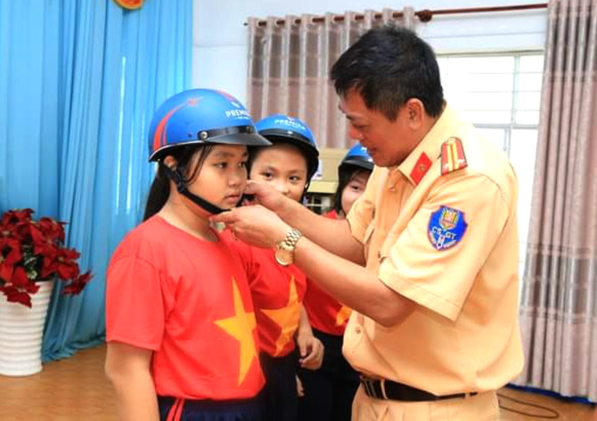 Đại diện CSGT, Công an TP.Vũng Tàu tặng mũ bảo hiểm cho HS Trường THCS Nguyễn An Ninh.