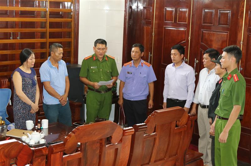 Lực lượng Công an tiến hành khám xét chỗ ở của các đối tượng trong đường dây đánh bạc
