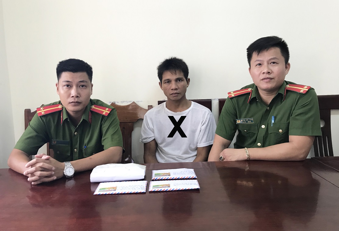 Đối tượng Chu Văn Sáng (X) cùng số tang vật.
