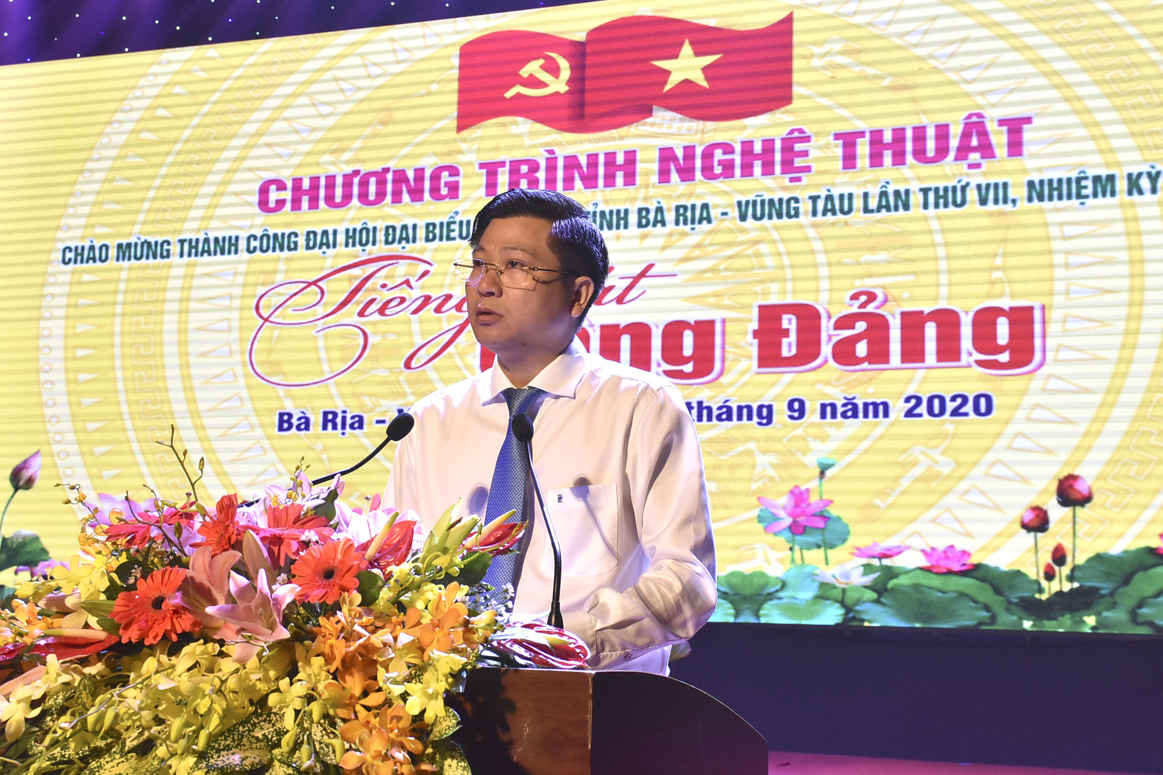 Đồng chí Trần Văn Tuấn, Phó Chủ tịch UBND tỉnh phát biểu khai mạc đêm biểu diễn nghệ thuật..
