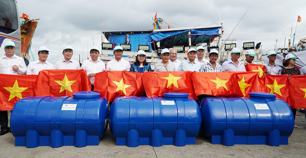 Ban tổ chức chương trình trao bồn chứa nước ngọt và cờ Tổ quốc cho ngư dân trên địa bàn tỉnh.