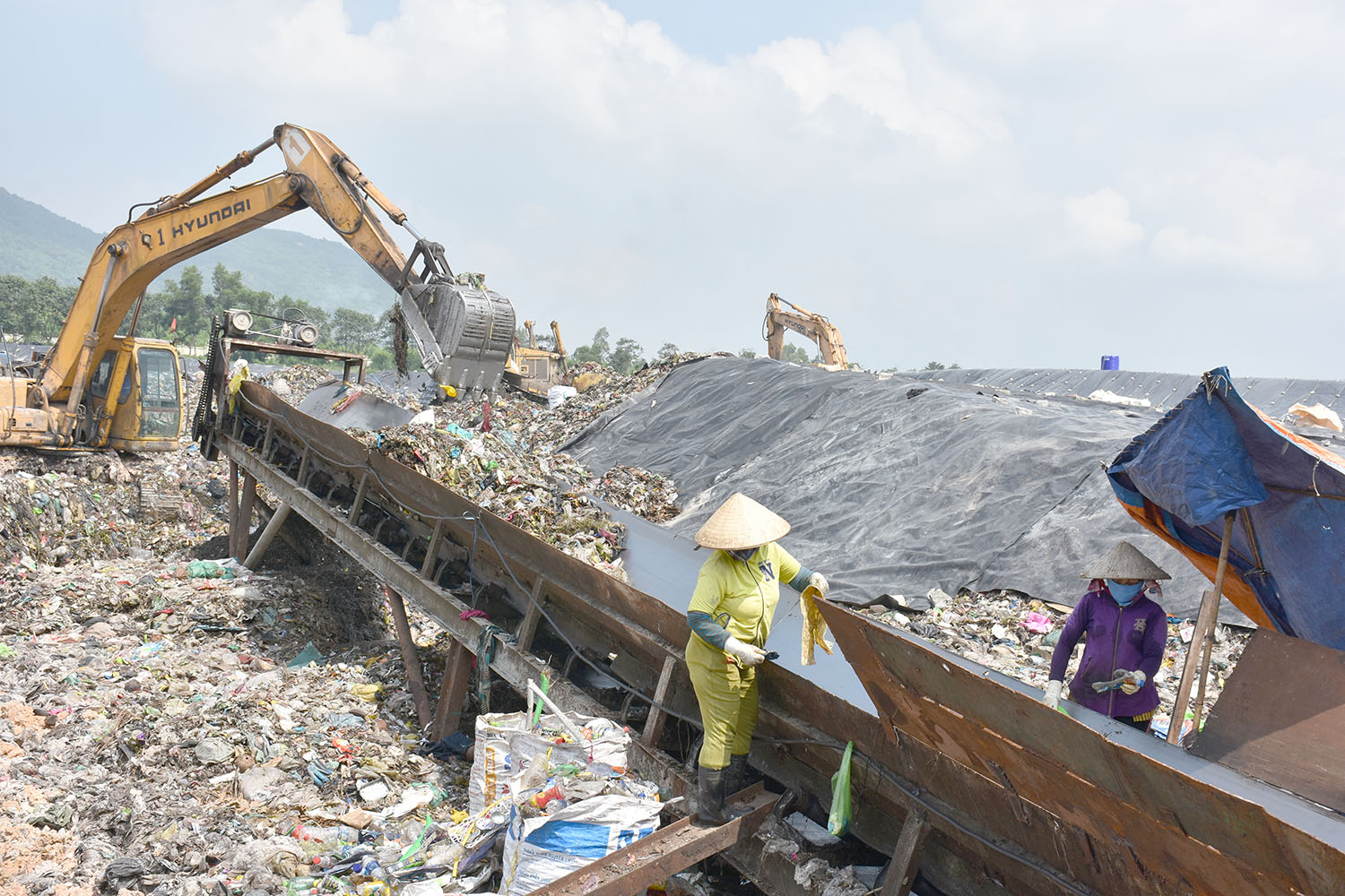 Nhiều rác thải nhựa chưa được phân loại, đang được xử lý bằng hình thức chôn lấp tại Khu xử lý chất thải tập trung Tóc Tiên (TX. Phú Mỹ).