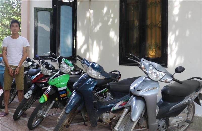 Đối tượng Nguyễn Nhật Thông cùng tang vật xe máy 