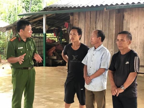 Thiếu tá Vũ Văn Hưng - Trưởng Công an huyện Mường Nhé trò chuyện với bà con ở bản Xi Ma 2, xã Chung Chải.