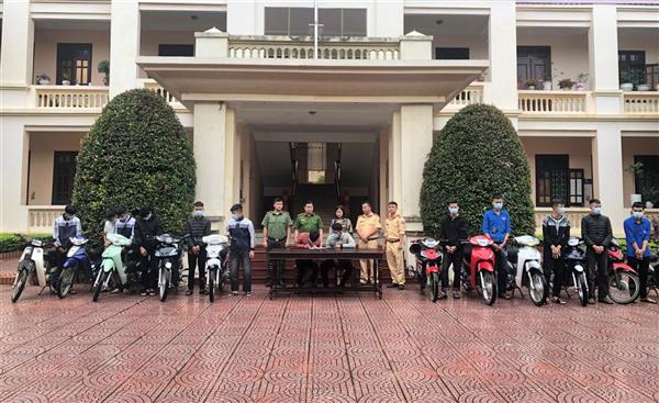 Triệu tập, xử lý nhóm 'quái xế' tụ tập điều khiển xe máy lạng lách, đánh võng