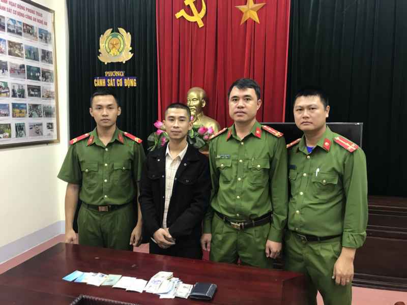 Binh nhất Cảnh sát Cơ động nhặt được tài sản, trả người đánh mất