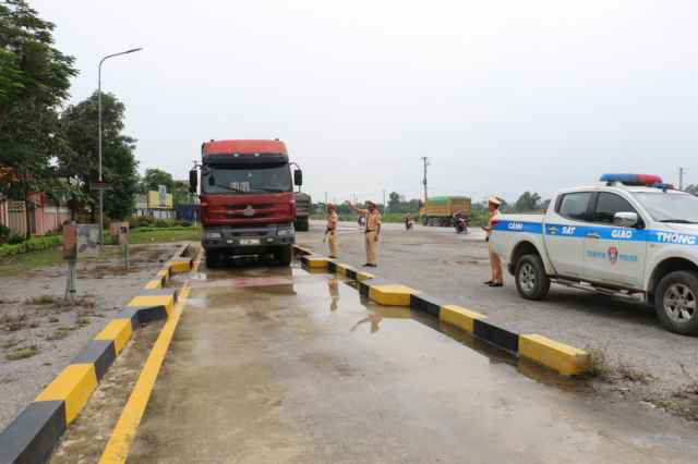 Công an Nghệ An: Xử lý xe quá khổ, quá tải trên Quốc lộ 7A