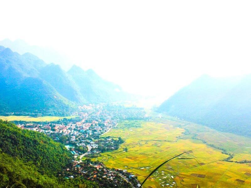 Thung lũng Mai Châu với bát ngát của những cánh đồng lúa mênh mông.