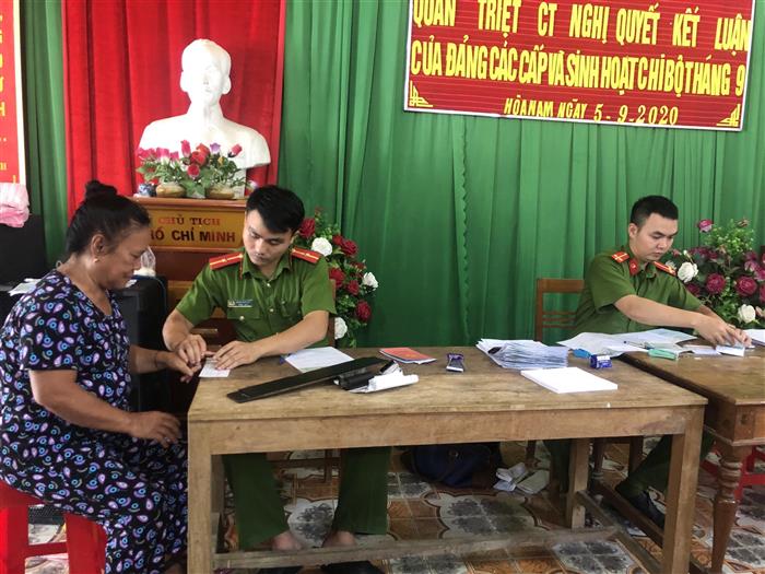 Công an thị trấn Thạch Giám hoàn tất thủ tục cấp CMND          cho người dân