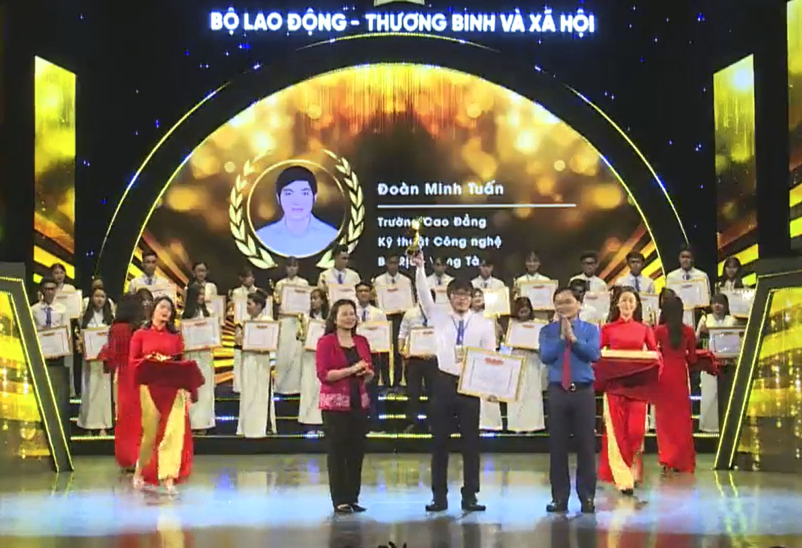 Anh Đoàn Minh Tuấn, SV BCTECH vinh dự được tuyên dương tại buổi lễ.