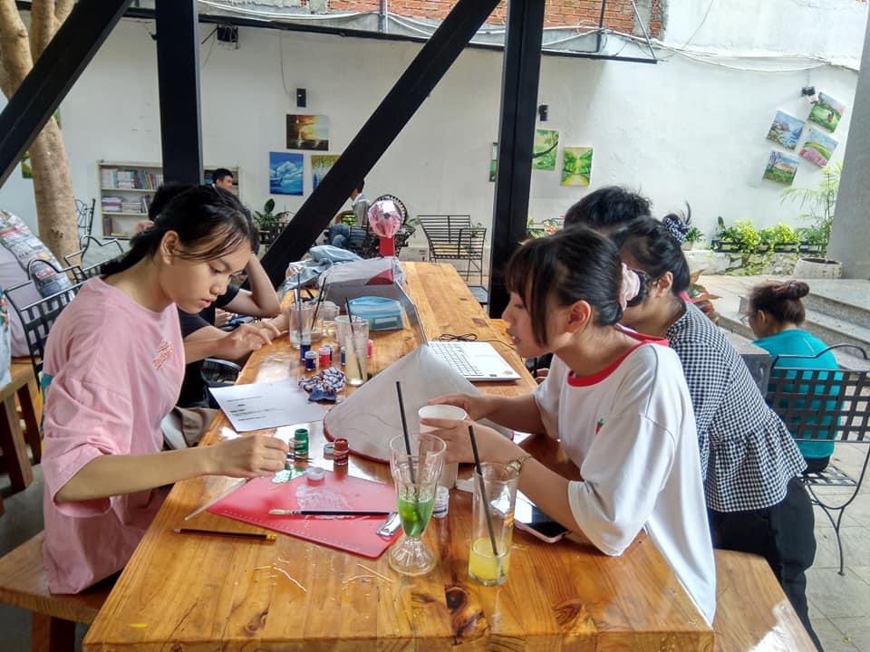 Các bạn học sinh học nhóm tại Ngọc Tước Book Café. Ảnh: THỤY NHIÊN
